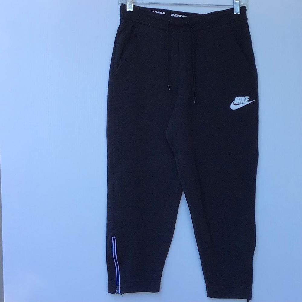 NIKE Women’s Black Solid Sweatpants crop with elastic waist.Size XS.
